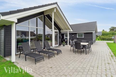 På terrassen i sommerhus nr. 427 er der plads til 14 personer.