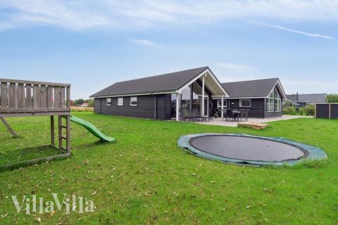 Dette skønne poolhus nr. 427 med plads til 14 personer ligger i Lolland/Falster/Møn