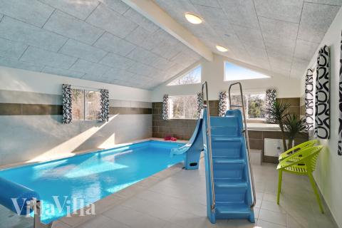 Sommerhus 439 er indrettet med en lækker poolafdeling med vandrutsjebane, dejlig stor indbygget spabad og sauna