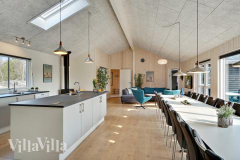 I kan sagtens side 24 personer sammen i sommerhusets opholdsrum, når I besøger luksushus 439 i Nordjylland.