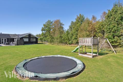 Ud over de mange timer, man kan bruge i husets pool-afdeling, så byder luksushus 439 også på mange udendørs aktiviteter