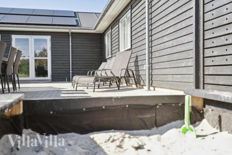 I det attraktive aktivitesrum i luksushus nr. 439 i Nordjylland  er der masser af udendørs aktiviteter, f.eks. legetårn og gynge