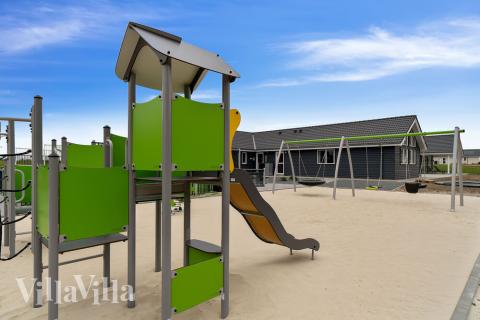 I det attraktive aktivitesrum i luksushus nr. 429 i Limfjorden  er der masser af udendørs aktiviteter, f.eks. legetårn og gynge