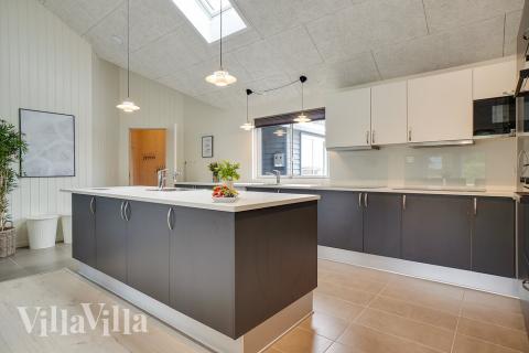 Køkkenet i luksushus nr. 429 er udstyrret, så I let kan lave mad til 30 personer.