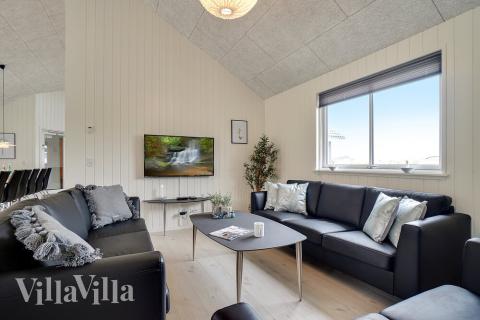 I kan sagtens side 30 personer sammen i sommerhusets opholdsrum, når I besøger luksushus 429 i Limfjorden.