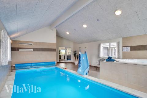 Sommerhus 429 er indrettet med en lækker poolafdeling med vandrutsjebane, dejlig stor indbygget spabad og sauna