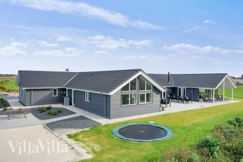 Dette skønne poolhus nr. 429 med plads til 30 personer ligger i Limfjorden