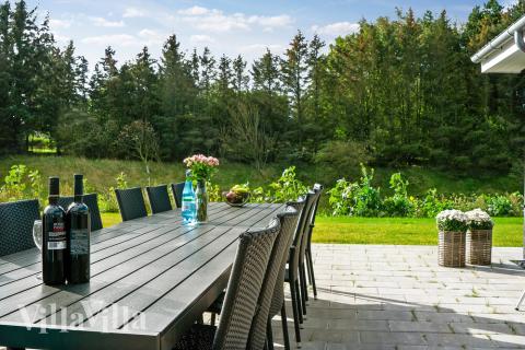 På terrassen i sommerhus nr. 429 er der plads til 30 personer.