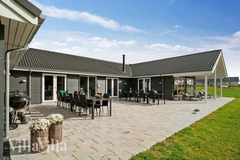 Nyd en grillaften på terrassen i luksushus nr. 429 i Limfjorden