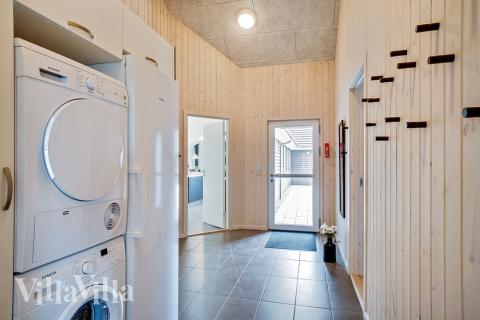 Den rummelige entre i luksushus nr. 431 i Limfjorden