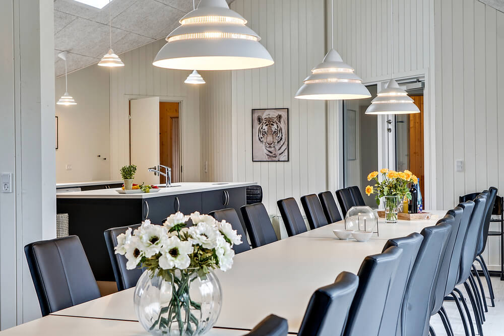 I kan sagtens side 30 personer sammen i sommerhusets opholdsrum, når I besøger luksushus 431 i Limfjorden.