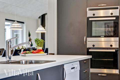 Køkkenet i luksushus nr. 431 er udstyrret, så I let kan lave mad til 30 personer.