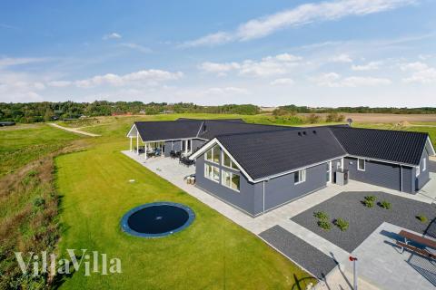 Dette skønne poolhus nr. 431 med plads til 30 personer ligger i Limfjorden