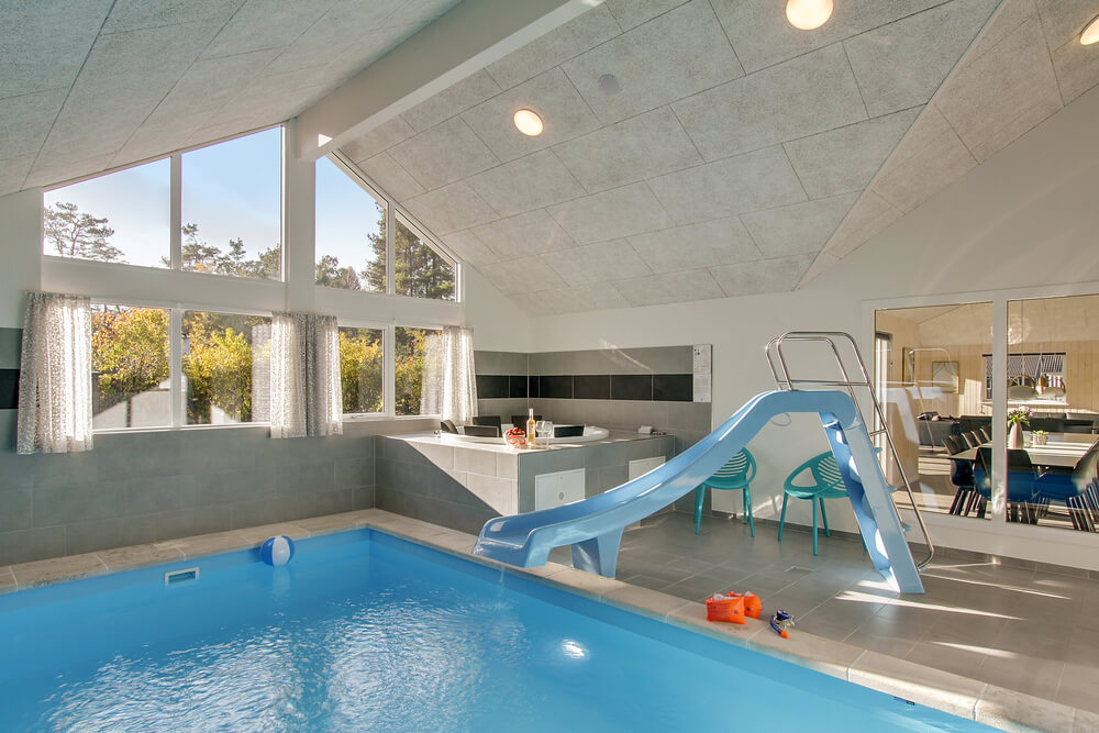 Sommerhus 435 er indrettet med en lækker poolafdeling med vandrutsjebane, dejlig stor indbygget spabad og sauna