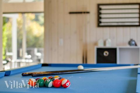 Luksushus 435 til 18 personer byder på et stort aktivitetsrum med bl.a. billard og dart