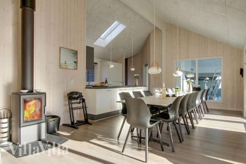 I kan sagtens side 18 personer sammen i sommerhusets opholdsrum, når I besøger luksushus 435 i Nordsjælland.