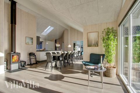 Det store lyse opholdrum i luksushus nr. 435 til 18.