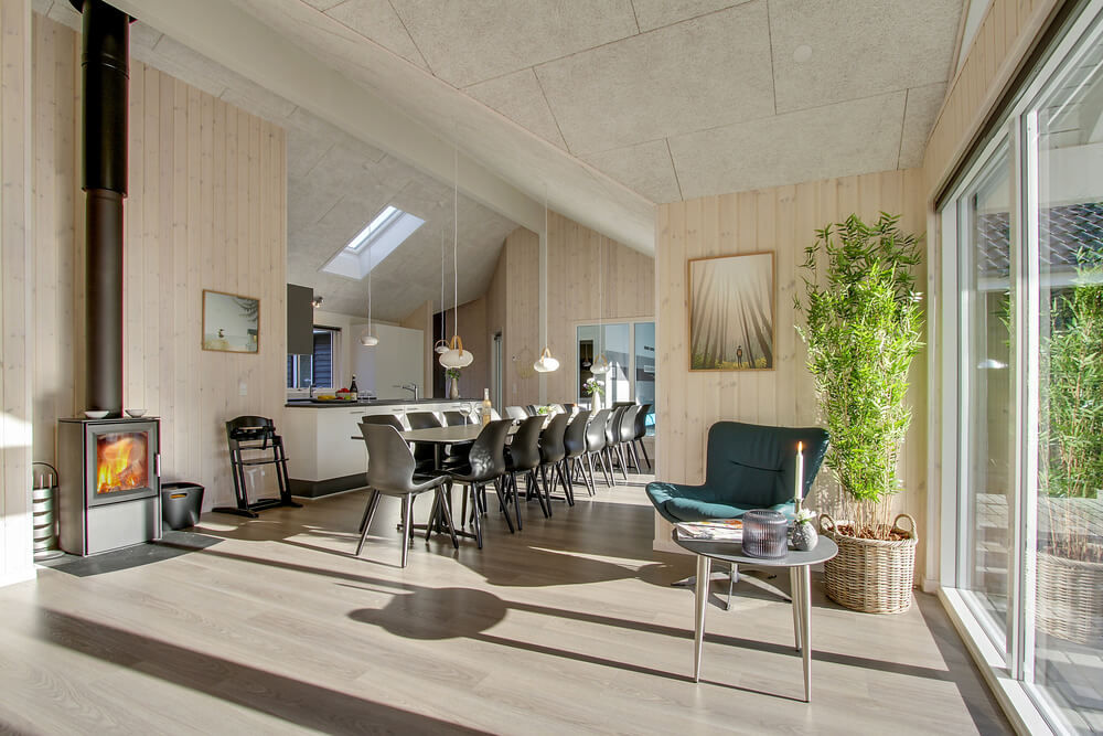 Det store lyse opholdrum i luksushus nr. 435 til 18.