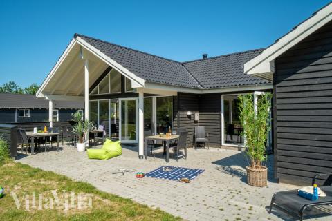 På terrassen i sommerhus nr. 435 er der plads til 18 personer.