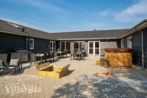Luksushus nr. 440 har en dejlig terrasse med gode havemøbler til 24 personer.
