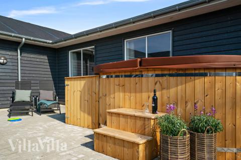 På terrassen i sommerhus nr. 440 er der plads til 24 personer.