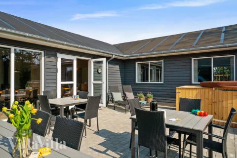 Nyd en grillaften på terrassen i luksushus nr. 440 i Nordjylland