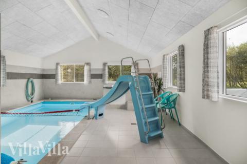 Den lækre pool i luksushuse nr. 440 til 24 personer