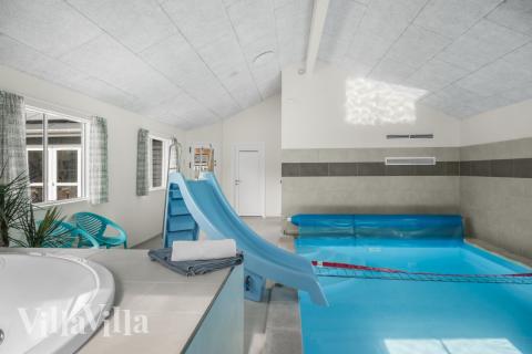 Sommerhus 440 er indrettet med en lækker poolafdeling med vandrutsjebane, dejlig stor indbygget spabad og sauna