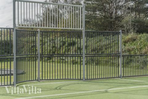 I det attraktive aktivitesrum i luksushus nr. 440 i Nordjylland  er der masser af udendørs aktiviteter, f.eks. legetårn og gynge