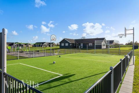 I det attraktive aktivitesrum i luksushus nr. 428 i Fyn og øer  er der masser af udendørs aktiviteter, f.eks. legetårn og gynge