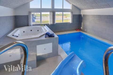 Den lækre pool i luksushuse nr. 428 til 30 personer