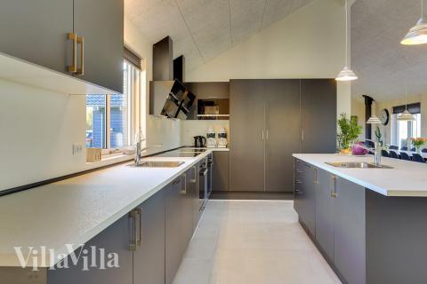 Køkkenet i luksushus nr. 428 er udstyrret, så I let kan lave mad til 30 personer.