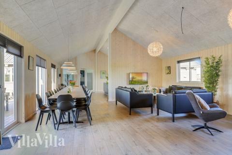 Det store lyse opholdrum i luksushus nr. 428 til 30.