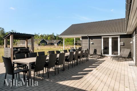 På terrassen i sommerhus nr. 436 er der plads til 30 personer.