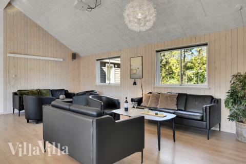 Der er mulighed for hygge i sommerhusets sofaarrangement, når I besøger luksushus nr. 436