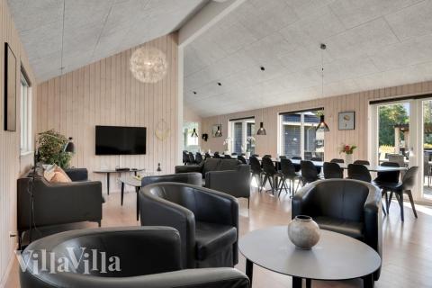 Sofaen i luksushus 436 i Nordsjælland indbyder til brætspil eller at se en film sammen.