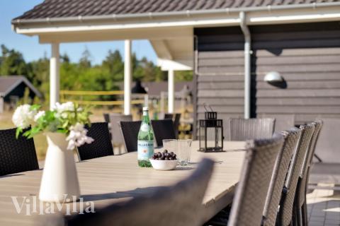 Luksushus nr. 436 har en dejlig terrasse med gode havemøbler til 30 personer.