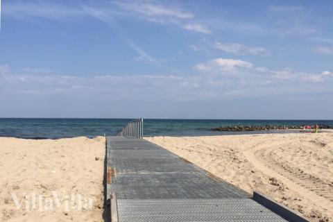 Stranden nær luksushus nr. 436 i Nordsjælland indbyder til en gåtur.