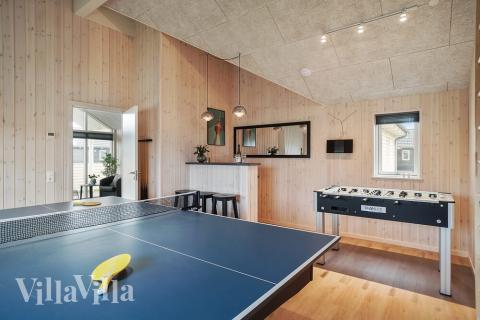 Luksushus 719 til 10 personer byder på et stort aktivitetsrum med bl.a. billard og dart