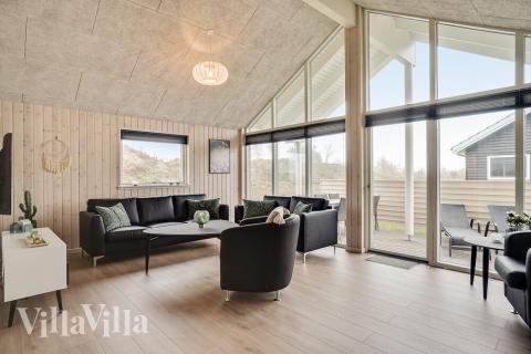 Det store lyse opholdrum i luksushus nr. 719 til 10.