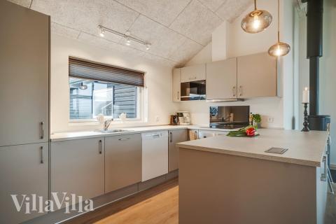 Køkkenet i luksushus nr. 725 er udstyrret, så I let kan lave mad til 10 personer.