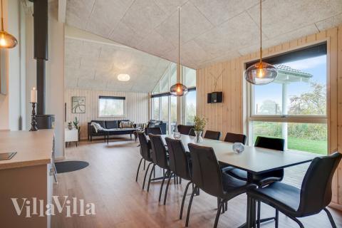 I kan sagtens side 10 personer sammen i sommerhusets opholdsrum, når I besøger luksushus 725 i Tyskland.