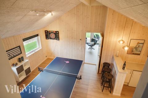 Luksushus 725 til 10 personer byder på et stort aktivitetsrum med bl.a. billard og dart