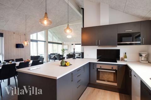 Køkkenet i luksushus nr. 724 er udstyrret, så I let kan lave mad til 10 personer.