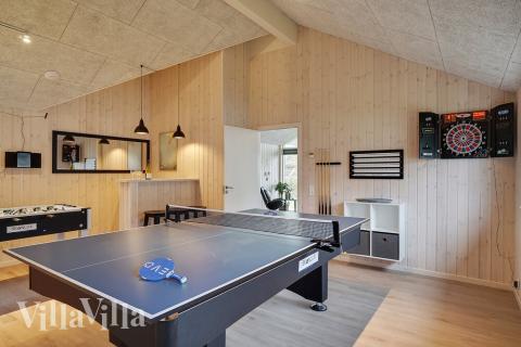 Luksushus 724 til 10 personer byder på et stort aktivitetsrum med bl.a. billard og dart