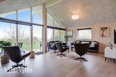 Det store lyse opholdrum i luksushus nr. 724 til 10.