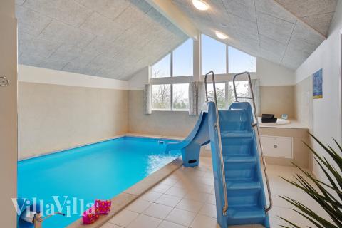 Sommerhus 721 er indrettet med en lækker poolafdeling med vandrutsjebane, dejlig stor indbygget spabad og sauna