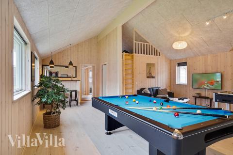 Luksushus 721 til 18 personer byder på et stort aktivitetsrum med bl.a. billard og dart