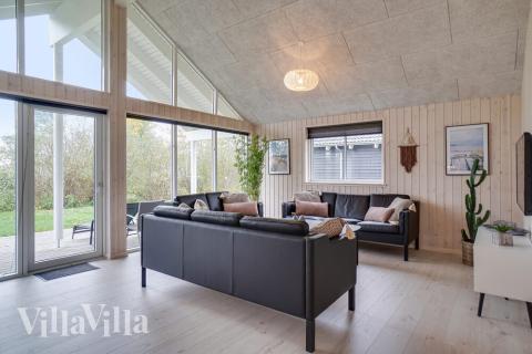 Det store lyse opholdrum i luksushus nr. 721 til 18.