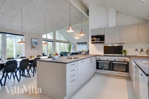 Køkkenet i luksushus nr. 721 er udstyrret, så I let kan lave mad til 18 personer.